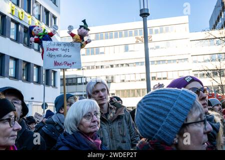 Norimberga, Germania. 20 gennaio 2024. I partecipanti a una dimostrazione anti-AfD a Willy-Brandt-Platz a Norimberga tengono un cartello di protesta con due pupazzi Punch e Judy. Il cartello recita: "Anche il più grande pugno dice: Via questa piaga nazista!" Con la manifestazione, i partecipanti vogliono inviare un segnale di resistenza contro le attività estremiste di destra. Attualmente in Germania si stanno svolgendo proteste in risposta a un'indagine su un incontro di circoli di destra. Crediti: Pia Bayer/dpa/Alamy Live News Foto Stock