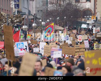 20 gennaio 2024, Assia, Francoforte sul meno: Numerose persone si trovano sulla Neue Kräme, poiché l'accesso all'affollato Römerberg è stato bloccato per motivi di sicurezza. Secondo la polizia, circa 35.000 persone si sono riunite sull'Römerberg con lo slogan "difendere la democrazia” per manifestare contro l'AfD e l'estremismo di destra. I partecipanti volevano inviare un segnale di resistenza contro le attività di destra. Foto: Andreas Arnold/dpa Foto Stock