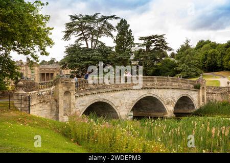 Regno Unito, Inghilterra, Warwickshire, Compton Verney House, Upper Bridge and House from Old Town Meadow Foto Stock