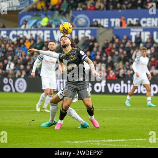 Swansea.com Stadium, Swansea, Regno Unito. 20 gennaio 2024. EFL Championship Football, Swansea City contro Southampton; Adam Armstrong di Southampton controlla la palla sotto la pressione di Bashir Humphreys di Swansea City Credit: Action Plus Sports/Alamy Live News Foto Stock