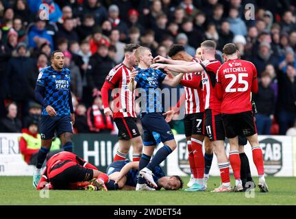 I Tempers si battono dopo che Kane Wilson di Derby County è stato prenotato per un fallo contro Ethan Erhahon di Lincoln City durante la partita di Sky Bet League One al LNER Stadium di Lincoln. Data immagine: Sabato 20 gennaio 2024. Foto Stock