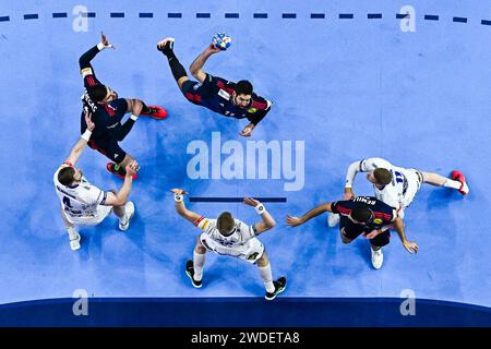 Colonia, Germania. 20 gennaio 2024. Pallamano: Campionato europeo, Francia - Islanda, turno principale, gruppo 1, giorno 2, Lanxess Arena. La francese Nikola Karabatic (M) in azione contro la francese Ludovic Fabregas (l-r), l'islandese Aron Palmarsson, l'islandese Ellidi Snaer Vidarsson, il francese Nedim Remili e l'islandese Ymir rn Gislason. Credito: Tom Weller/dpa/Alamy Live News Foto Stock