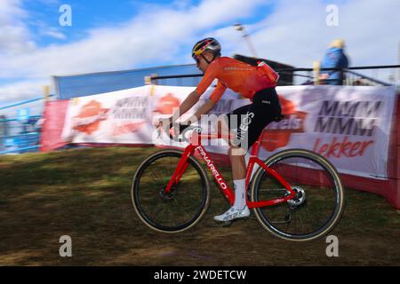 Benidorm, Spagna, 20 gennaio 2024: Ciclista Ineos Grenadiers, Tom Pidcock durante l'allenamento ufficiale della Coppa del mondo di ciclismo-croce UCI 2024 - Benidorm, il 20 gennaio 2024, al Parque Foiotes, a Benidorm, Spagna. Credito: Alberto Brevers / Alamy Live News. Foto Stock