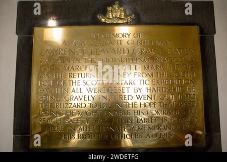 Una targa commemorativa del capitano Larence Oates nella chiesa di Santa Maria Vergine, villaggio di Gestingthorpe, nella contea inglese dell'Essex. Foto Stock