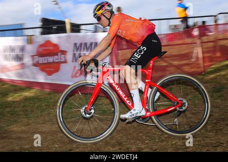 Benidorm, Spagna, 20 gennaio 2024: Ciclista Ineos Grenadiers, Tom Pidcock durante l'allenamento ufficiale della Coppa del mondo di ciclismo-croce UCI 2024 - Benidorm, il 20 gennaio 2024, al Parque Foiotes, a Benidorm, Spagna. Credito: Alberto Brevers / Alamy Live News. Foto Stock