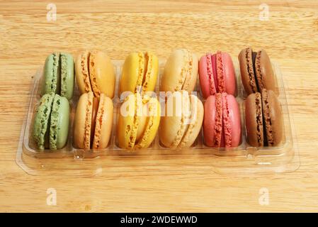 Selezione di macaron in un vassoio su una tavola di legno Foto Stock