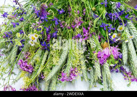 Un bouquet di spikelets e fiori selvatici Foto Stock