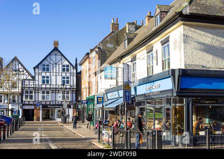 Ripon Market Place North Caffe Nero caffetteria, panetteria Greggs e altri negozi locali a Ripon North Yorkshire Inghilterra Regno Unito Europa Foto Stock