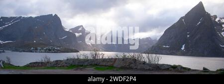 Reine, Lofoten, Norvegia. Vista panoramica del piccolo villaggio di pescatori, conosciuta dalla pesca commerciale e dal merluzzo bianco essiccato all'aria Foto Stock