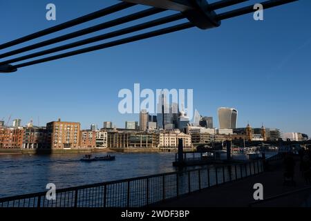 Lo skyline della città di Londra si affaccia sul Tamigi dalla South Bank sotto la struttura del Millennium Bridge il 16 gennaio 2024 a Londra, Regno Unito. La City of London è una città, una contea cerimoniale e un distretto governativo locale che contiene il principale quartiere centrale degli affari di Londra. La città di Londra è ampiamente indicata semplicemente come la città è anche colloquialmente conosciuta come The Square Mile. Foto Stock