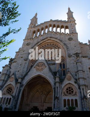 Iconica chiesa medievale situata accanto al famoso tram in legno a Soller, Maiorca, Spagna Foto Stock