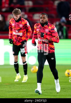 Ivan Toney di Brentford (a destra) si riscalda prima del calcio d'inizio con i compagni di squadra in vista della partita di Premier League al Gtech Community Stadium di Londra. Ivan Toney capitanerà Brentford contro il Nottingham Forest sabato, quando farà il suo ritorno dopo un divieto di otto mesi dalla Football Association per aver violato le regole del gioco d'azzardo. Data immagine: Sabato 20 gennaio 2024. Foto Stock