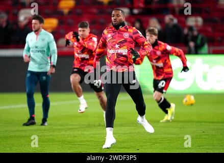 Ivan Toney di Brentford (centro) si riscalda prima del calcio d'inizio con i compagni di squadra in vista della partita di Premier League al Gtech Community Stadium di Londra. Ivan Toney capitanerà Brentford contro il Nottingham Forest sabato, quando farà il suo ritorno dopo un divieto di otto mesi dalla Football Association per aver violato le regole del gioco d'azzardo. Data immagine: Sabato 20 gennaio 2024. Foto Stock