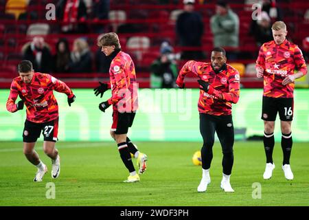 Ivan Toney di Brentford (secondo a destra) si riscalda prima del calcio d'inizio con i compagni di squadra in vista della partita di Premier League al Gtech Community Stadium di Londra. Ivan Toney capitanerà Brentford contro il Nottingham Forest sabato, quando farà il suo ritorno dopo un divieto di otto mesi dalla Football Association per aver violato le regole del gioco d'azzardo. Data immagine: Sabato 20 gennaio 2024. Foto Stock