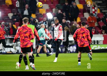 Ivan Toney di Brentford (centro) si riscalda prima del calcio d'inizio con i compagni di squadra in vista della partita di Premier League al Gtech Community Stadium di Londra. Ivan Toney capitanerà Brentford contro il Nottingham Forest sabato, quando farà il suo ritorno dopo un divieto di otto mesi dalla Football Association per aver violato le regole del gioco d'azzardo. Data immagine: Sabato 20 gennaio 2024. Foto Stock