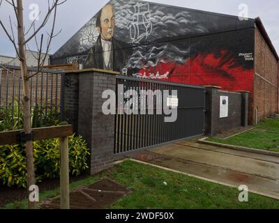 Magazzino a Middlesbrough con un murale che celebra Timothy Hackworth ingegnere della Stockton and Darlington Railway Foto Stock