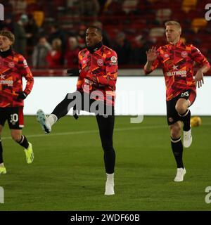 Londra, Regno Unito. 20 gennaio 2024. Ivan Toney di Brentford si riscalda dopo la sua assenza durante la partita di Premier League tra Brentford e Nottingham Forest al Gtech Community Stadium di Londra, in Inghilterra, il 20 gennaio 2024. Foto di Ken Sparks. Solo per uso editoriale, licenza necessaria per uso commerciale. Nessun utilizzo in scommesse, giochi o pubblicazioni di un singolo club/campionato/giocatore. Credito: UK Sports Pics Ltd/Alamy Live News Foto Stock