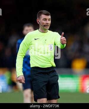 L'arbitro Ollie Yates durante la partita della Sky Bet League One al LNER Stadium di Lincoln. Data immagine: Sabato 20 gennaio 2024. Foto Stock