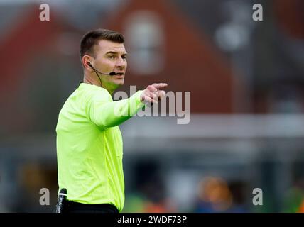 L'arbitro Ollie Yates durante la partita della Sky Bet League One al LNER Stadium di Lincoln. Data immagine: Sabato 20 gennaio 2024. Foto Stock