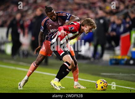 Nuno Tavares di Nottingham Forest (a sinistra) e Mads Roerslev di Brentford combattono per il pallone durante la partita di Premier League al Gtech Community Stadium di Londra. Data immagine: Sabato 20 gennaio 2024. Foto Stock