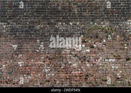 Vecchio grande sfondo in mattoni rossi in pietra marrone angosciata con agenti atmosferici, foto di scorta Foto Stock