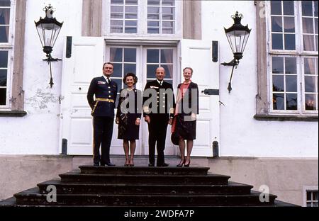 Fredensborg/Denmark./28 October 1991/.(immagini file storiche ) Re Harld di Nroway e la regina Sonja in visita di stato reale a S.M. la regina Margrethe II e pårince Henrik di Danimarca S.M. la regina Margrethe II e il principe Henrik e il re Harald e la regina Sonja di Norvegia e il principe ereditario Frederik e il principe Joachim di Danimarca ar Fredensbrog palazzo all'arrivo E la fotografia offica di entrambe le coppie reali al palacce nel qountry Fredensborg città di Danimarca. (Foto..Francis Joseph Dean/Dean Pictures) Foto Stock