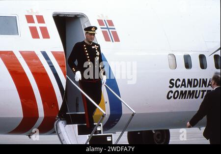 Kastrup/Copenhagen/Denmark./28 October 1991/.M.H.il re Harald arriva dalla compagnia aerea SAS dalla Norvegia all'aeroporto Kastrupo di Copenhagen con la regina Sonja in visita di stato di segale in Danimarca. (Foto..Francis Joseph Dean/Dean Pictures) Foto Stock