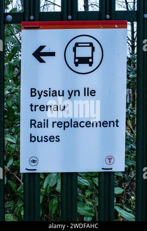 Segnale di servizio di sostituzione della ferrovia (autobus) a causa di lavori di ingegneria della metropolitana da parte di Transport for Wales a Cardiff 2023. Foto Stock
