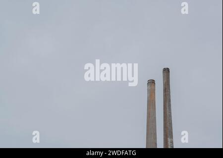 Vecchi camini industriali in disuso (Alpi marittime, Cuneo, Piemonte, Italia) Foto Stock