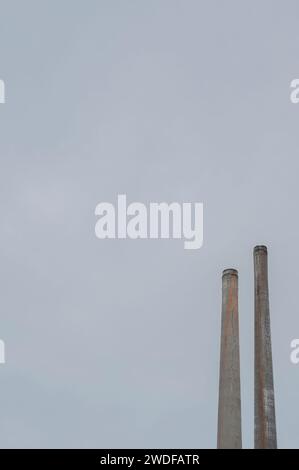 Vecchi camini industriali in disuso (Alpi marittime, Cuneo, Piemonte, Italia) Foto Stock