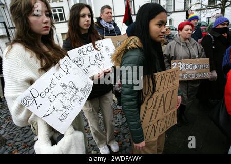 Wrexham, Regno Unito. 20 gennaio 2024. Le giovani ragazze tengono i cartelli "Pace" e "Guerra di fine" durante la Vigilia. I manifestanti pro-palestinesi si sono riuniti nella città gallese di Llangollen, chiedendo la fine del conflitto e dei crimini di guerra commessi da Israele durante la recente invasione. Le richieste di pace sono giunte con il riconoscimento che Israele sta commettendo nient'altro che genocidio nel massacro massiccio di civili innocenti a Gaza. Credito: SOPA Images Limited/Alamy Live News Foto Stock