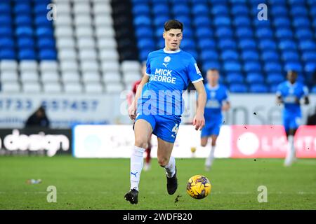 Peterborough sabato 20 gennaio 2024. Ronnie Edwards (4 Peterborough United) controlla il pallone durante la partita di Sky Bet League 1 tra Peterborough e Shrewsbury Town a London Road, Peterborough, sabato 20 gennaio 2024. (Foto: Kevin Hodgson | mi News) crediti: MI News & Sport /Alamy Live News Foto Stock