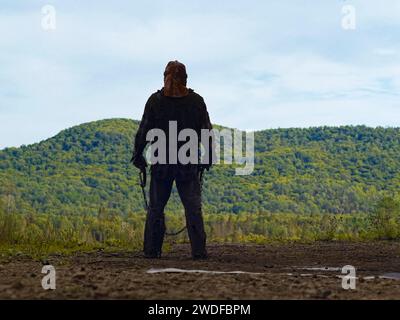 In a Violent Nature (2024), diretto da Chris Nash e interpretato da Lauren-Marie Taylor, Andrea Pavlovic e Ry Barrett. Il film horror tiene traccia di una creatura zombie che si fa strada in una foresta appartata. Pubblicità ancora ***SOLO USO EDITORIALE***. Credito: BFA / tremolio Foto Stock