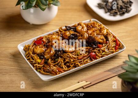 Mescolare gli spaghetti con verdure e gamberetti. Concetto di cucina cinese Foto Stock