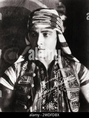Rodolfo Valentino anni '1920, foto fan con autografo Foto Stock