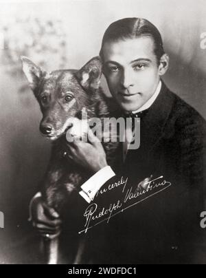 Rodolfo Valentino e il suo cane - foto fan con autografo, anni '1920 Foto Stock