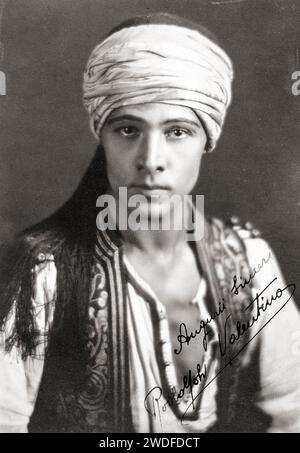 Rudolph Valentino con Turban in the Sheik (Paramount, 1921) foto fan Club Foto Stock