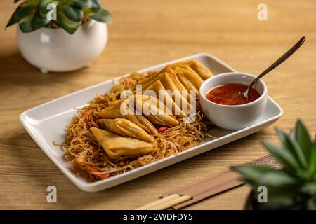Cibo tradizionale locale in Asia. Cibo cinese fritto fresco Foto Stock