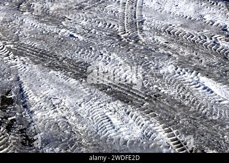 Abdrücke von PKW-Reifen Spuren von Autoreifen bei Eis und Schnee *** marchi di pneumatici per auto tracce di pneumatici per auto su ghiaccio e neve Foto Stock