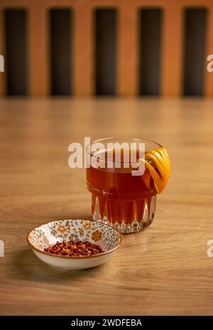 Tè lamponi e fragole in vetro decorato con scorza d'arancia Foto Stock