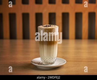 Caffè macchiato a strati in vetro alto Foto Stock