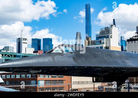 Un aereo spia Lockheed A-12, in mostra sul ponte di volo della USS Intrepid, ancorato al Pier 86, Hells Kitchen, Manhattan, New York, con lo skyline di New York Foto Stock