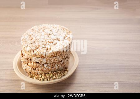 Pane croccante di grano saraceno su piatto su fondo di legno, senza glutine. Biscotti dietetici Foto Stock