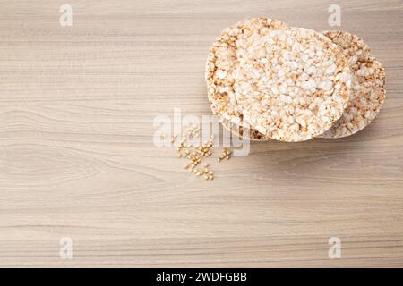 Croccante pane croccante di grano saraceno su fondo di legno con grano saraceno sparso intorno. Senza glutine. Biscotti dietetici. Foto Stock