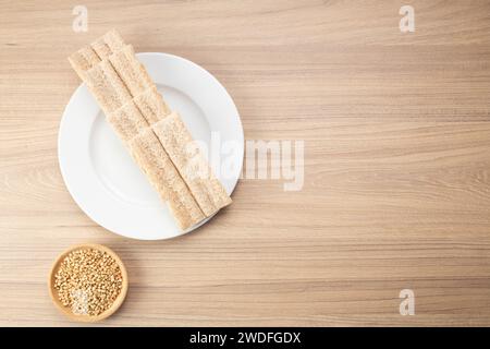 Pane croccante di grano saraceno e grano saraceno su piatto su fondo di legno, senza glutine. Biscotti dietetici Foto Stock