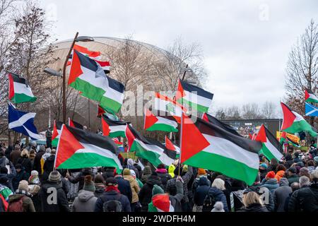 Glasgow, Scozia, Regno Unito. 20 gennaio 2024. Raduno e protesta pro Palestina fuori dalla sede centrale della BBC Scotland a Glasgow, con una rievocazione dell'uccisione di bambini e giornalisti a Gaza. Crediti: R.Gass/Alamy Live News Foto Stock