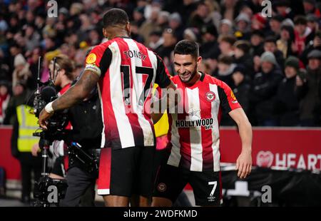 Neal Maupay di Brentford (a destra) festeggia con Ivan Toney dopo aver segnato il terzo gol della squadra durante la partita di Premier League al Gtech Community Stadium di Londra. Data immagine: Sabato 20 gennaio 2024. Foto Stock