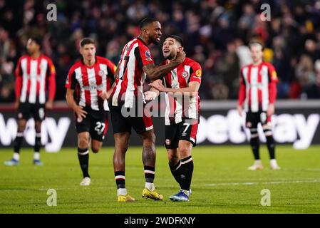 Neal Maupay di Brentford (a destra) festeggia con Ivan Toney dopo aver segnato il terzo gol della squadra durante la partita di Premier League al Gtech Community Stadium di Londra. Data immagine: Sabato 20 gennaio 2024. Foto Stock