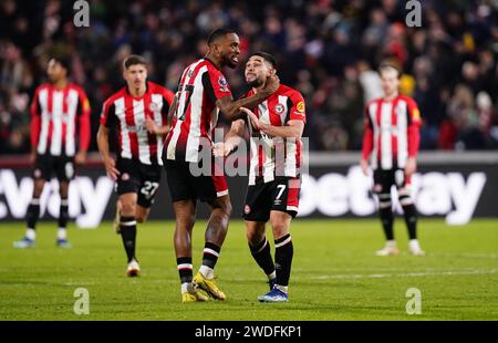 Neal Maupay di Brentford (a destra) festeggia con Ivan Toney dopo aver segnato il terzo gol della squadra durante la partita di Premier League al Gtech Community Stadium di Londra. Data immagine: Sabato 20 gennaio 2024. Foto Stock