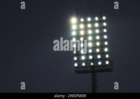 Proiettore per il campo da calcio, molte lampade al crepuscolo Foto Stock
